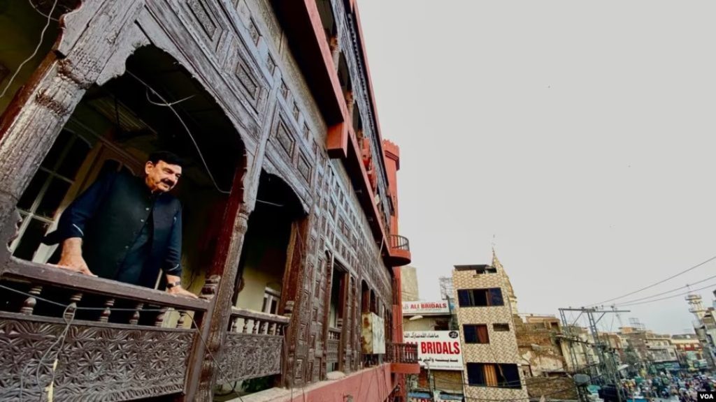 لال حویلی سے عمران خان کی تصاویر اور پی ٹی آئی کے پرچم اتار دیے گئے