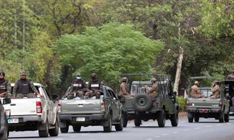 لاہور، پشاور اور راولپنڈی کے مختلف علاقوں میں پاک فوج کا گشت