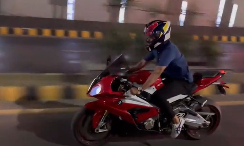 بابر اعظم کی اسپورٹس بائیک چلاتے ہوئے ویڈیو سوشل میڈیا پر وائرل