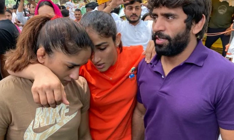 بھارتی ریسلرز کا احتجاج، تمغے گنگا میں بہانے اور تادم مرگ بھوک ہڑتال کے اعلانات