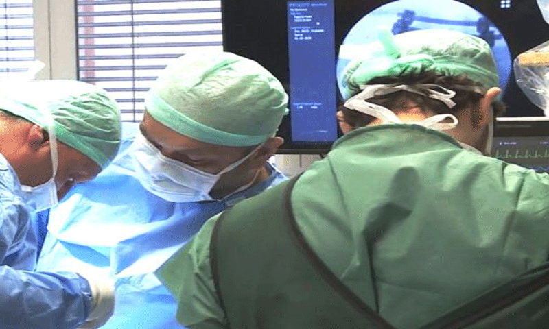 پاکستانی ڈاکٹروں کا کارنامہ، دل اور پھیپھڑے ناکارہ ہونے کے باوجود نوجوان کی جان بچا لی Operation