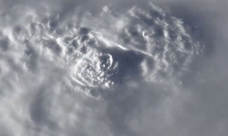 سمندری طوفان کے بادل پہاڑ کی طرح دکھ رہے ہیں، خلا باز نے ویڈیو شیئر کردی