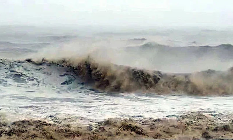 طوفان بائپر جوائے شدت اختیار کر گیا، ٹھٹھہ اور بدین کے اسپتالوں میں ایمرجنسی نافذ