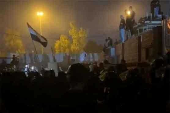 قرآن کی بیحرمتی ، بغداد میں مشتعل افراد نے دھاوا بول کر سویڈن کا سفارتخانہ جلا دیا