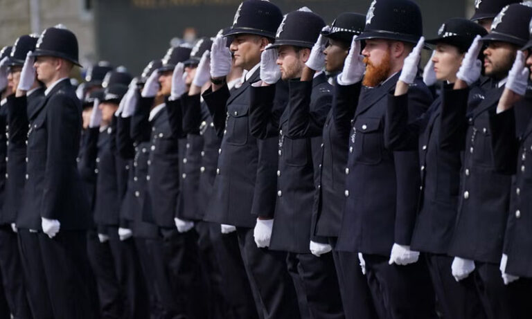 برطانیہ، پولیس افسران کے ریکارڈ استعفے، عملے کی قلت پیدا ہو گئی