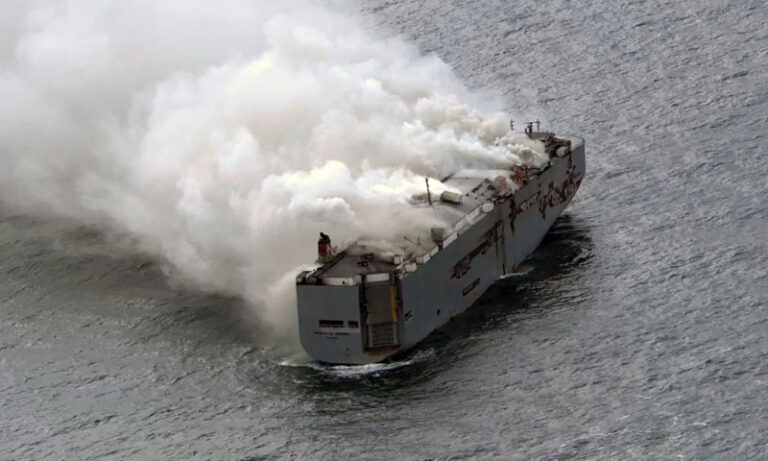 نیدر لینڈ، 3ہزار گاڑیوں سے لدے بحری جہاز میں آتشزدگی، ایک ہلاک، 22 زخمی