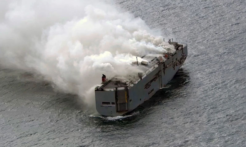 نیدر لینڈ، 3ہزار گاڑیوں سے لدے بحری جہاز میں آتشزدگی، ایک ہلاک، 22 زخمی