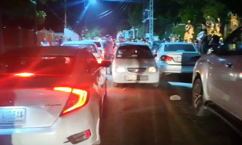 مری میں بدترین ٹریفک جام، ہزاروں سیاح سڑکوں پہ در بدر، انتظامیہ مکمل ناکام