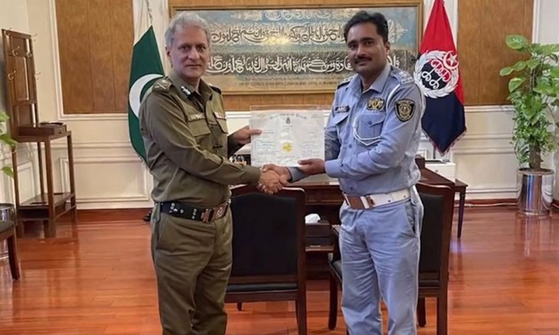 پی ایچ ڈی کرنیوالے ٹریفک وارڈن ڈاکٹر عابد نذیر سے آئی جی پنجاب کی ملاقات