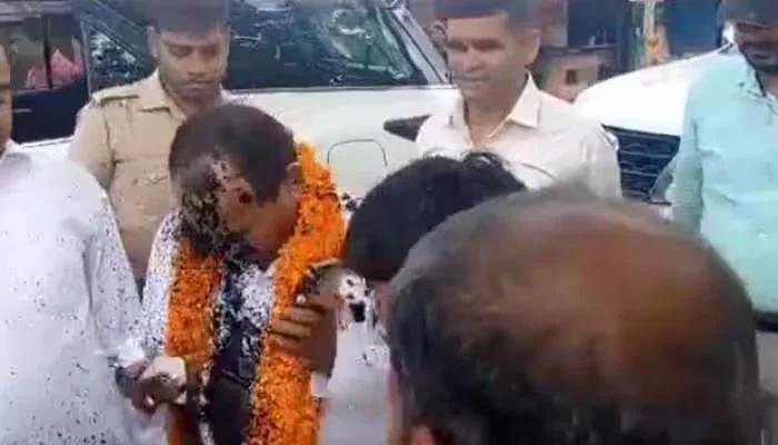 اتر پردیش ، انتخابی مہم کے دوران بی جے پی رہنما کے منہ پر سیاہی پھینک دی گئی