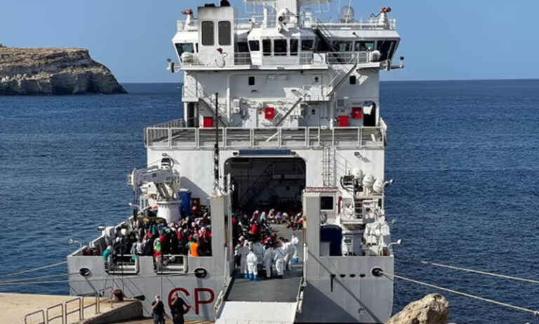 اٹلی، تارکین وطن کی کشتیاں ڈوب گئیں،2 ہلاک، 30 سے زائد لاپتہ، 57 کو بچا لیا گیا