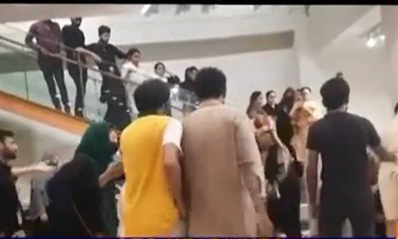 سستے لان کی سیل، خواتین میں تکرار، لاتوں و مکوں کا استعمال، 4 گرفتار