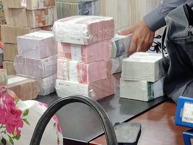 راولپنڈی اور جہلم میں ایف آئی اے کے چھاپے ، اربوں روپے برآمد ، 10 افراد گرفتار