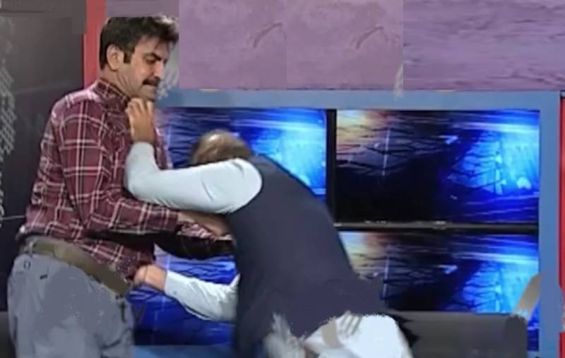 پی ٹی آئی اور لیگی رہنما کی لائیو پروگرام کے دوران ہاتھا پائی