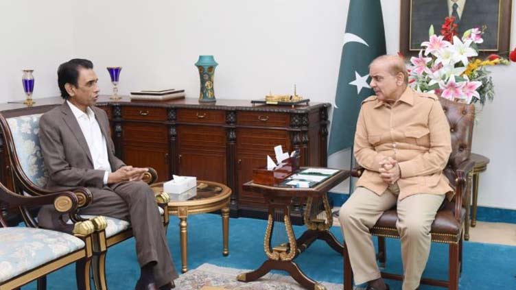 مسلم لیگ ن نے عام انتخابات سے قبل ایم کیو ایم سے ہاتھ ملا لیے تفصیلات کے مطابق آج خالد مقبول کی قیادت میں ایم کیو ایم وفد نے ماڈل ٹاؤن، لاہور میں سابق وزیراعظم نواز شریف سے ملاقات کی۔ ملاقات میں پارٹی صدر شہباز شریف، چیف آرگنائزر مریم نواز اور رانا ثنا اللہ بھی شامل تھے۔ مسلم لیگ ن کی طرف سے ملاقات میں سعد رفیق، پرویز رشید اور بشیر میمن بھی موجود تھے۔ دوسری طرف ایم کیو ایم وفد میں فاروق ستار اور مصطفیٰ کمال بھی ملاقات میں شامل تھے۔ اس موقع پر  دونوں سیاسی جماعتوں کے درمیان عوام کو مسائل سے نکالنے کے لیے مشترکہ حکمت عملی اختیار کرنے پر اتفاق کیا گیا۔ ن لیگ اور ایم کیو ایم نے 6 رکنی کمیٹی قائم کرنے کا بھی فیصلہ کیا۔ علاوہ ازیں سندھ کے شہری علاقوں کے مسائل کے حل کے لیے بھی جامع چارٹر تیار کرنے پر اتفاق ہوا۔ ن لیگ اور ایم کیو ایم اشتراک کے لیے حتمی تجاویز 10 روز میں پیش کریں گی۔