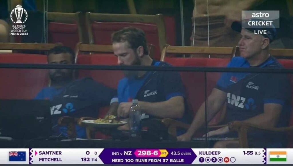 ولیمسن کے ساتھ نیوزی لینڈ کے کوچ اور دیگر اسٹاف بھی بیٹھے ہوئے ہیں۔