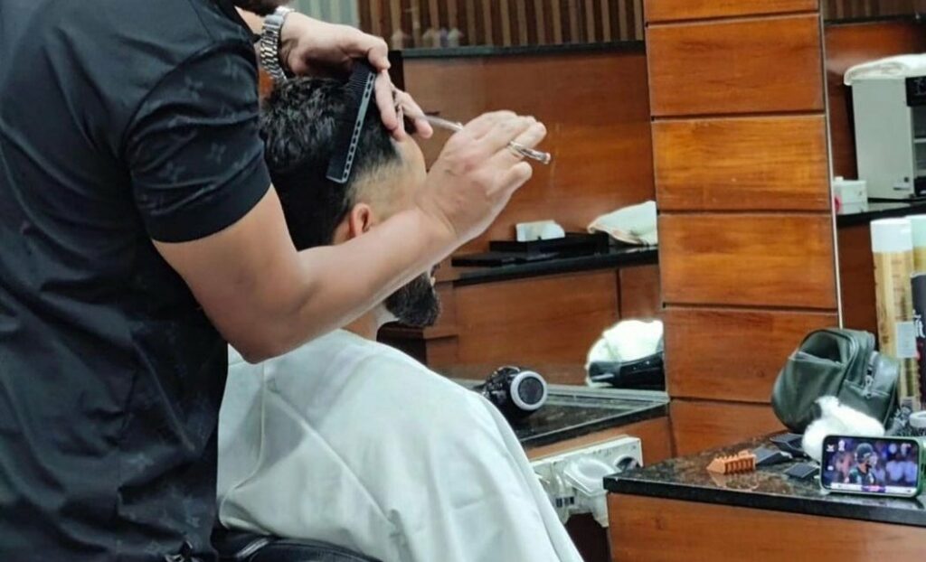 ورلڈکپ: ویرات کوہلی نے پاکستان اور نیوزی لینڈ کا سنسنی خیز میچ 'سیلون' میں دیکھا