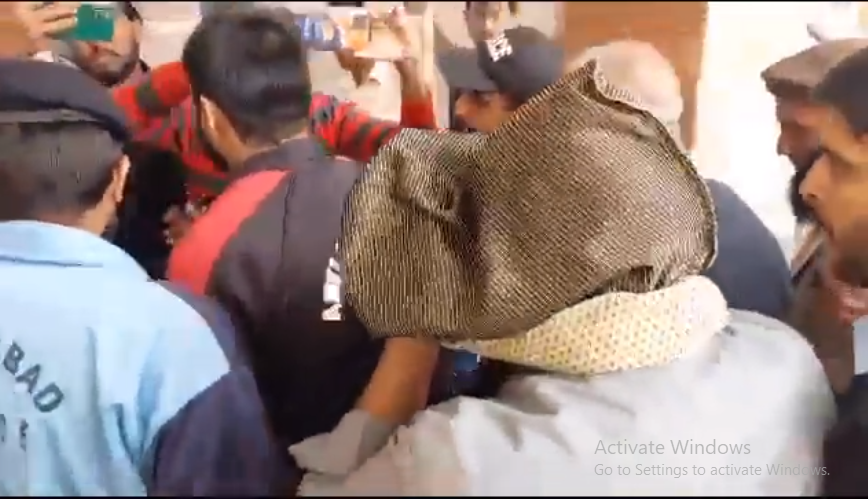 فواد چودھری کو چہرے پر کپڑا اور ہاتھوں میں ہتھکڑی کے ساتھ عدالت میں پیش کردیا گیا