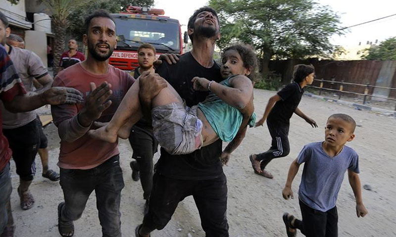 کیا مجھے قبرستان لے جا رہے ہیں ؟ ملبے سے نکالے جانے کے بعد فلسطینی بچی کا دل چیرنے والا سوال