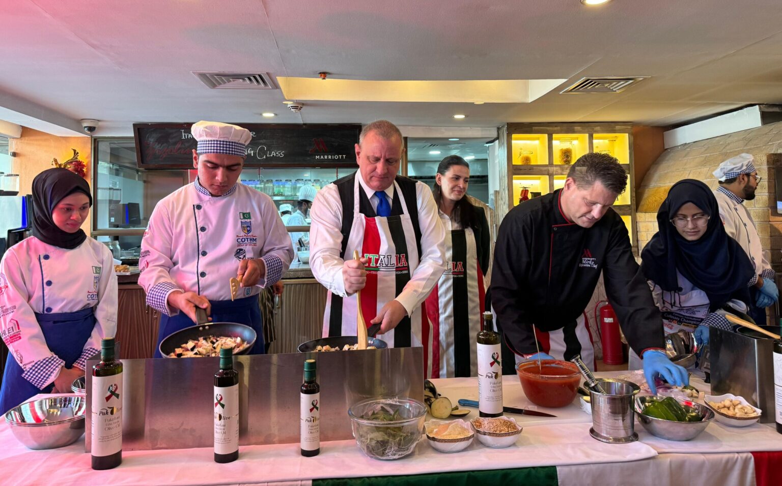 اطالوی سفارتخانے کے زیر اہتمام فوڈ ویک، سفیر نے طلبہ کو پاستا بنانا سکھایا