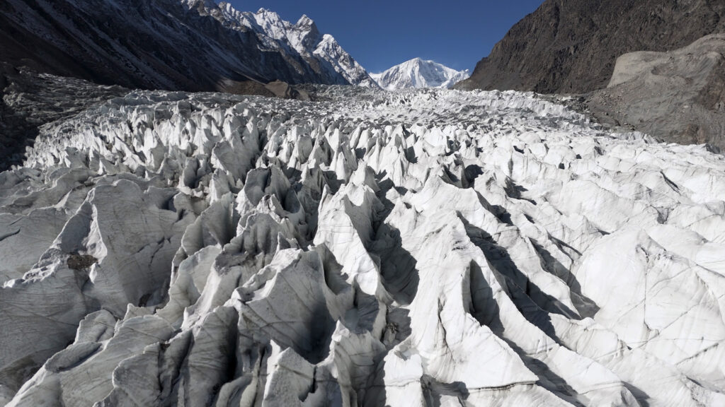 گلیشیئر پگھلنے سے کروڑوں لوگوں کا ذریعہ معاش خطرے میں، ایشیائی ترقیاتی بینک