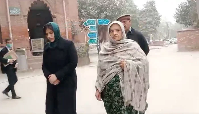 بیٹا عمر ڈار نہ ملا تو آئی جی پنجاب کیخلاف ایف آئی آر درج کرائوں گی ، والدہ