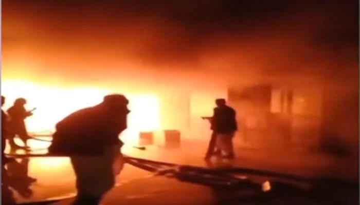 پشاور ، شاپنگ سینٹر میں آگ لگنے سے 200 دکانیں جل گئیں ، کروڑوں کا سامان جل کر راکھ شاپنگ سینٹر آگ