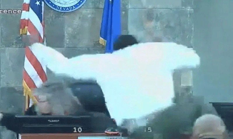 سزا سنانے پر ملزم کا عدالت میں جج پر حملہ، ویڈیو وائرل