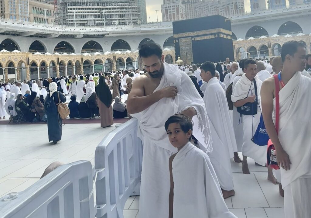 سابق بھارتی کرکٹر عرفان پٹھان نے عمرے کی سعادت حاصل کرلی