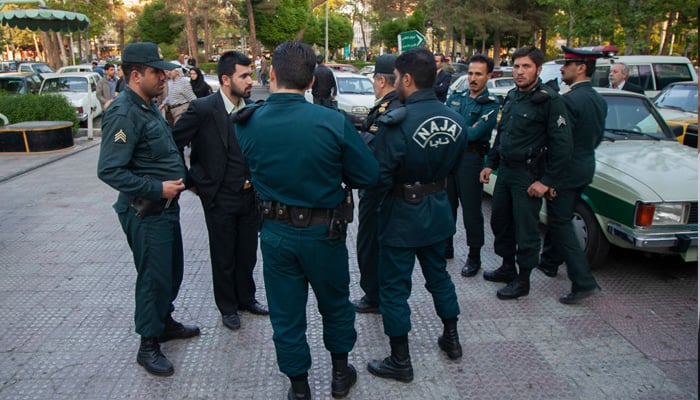 ایران ، جنونی شخص نے والد اور بھائی سمیت 12 رشتہ دار قتل کر دیئے ایران قتل