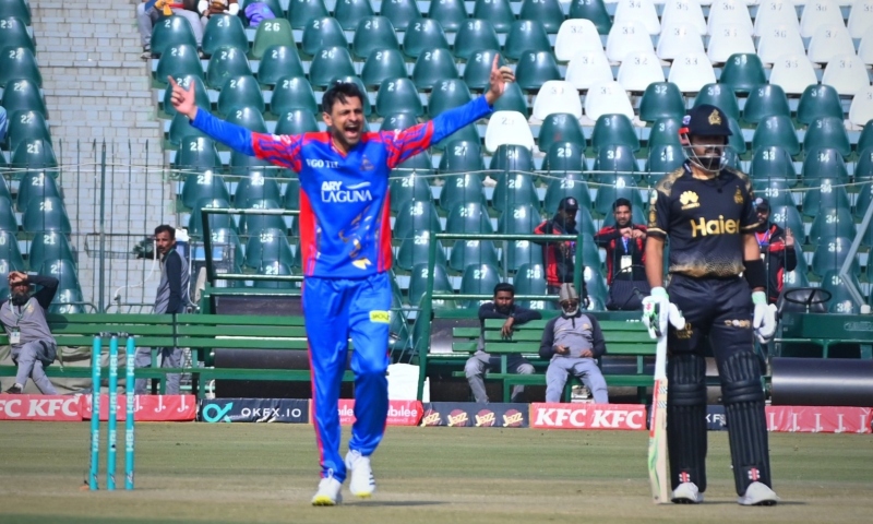 پی ایس ایل 9: کراچی کنگز کے آگے پشاور زلمی ڈھیر، 155 رنز کا ہدف