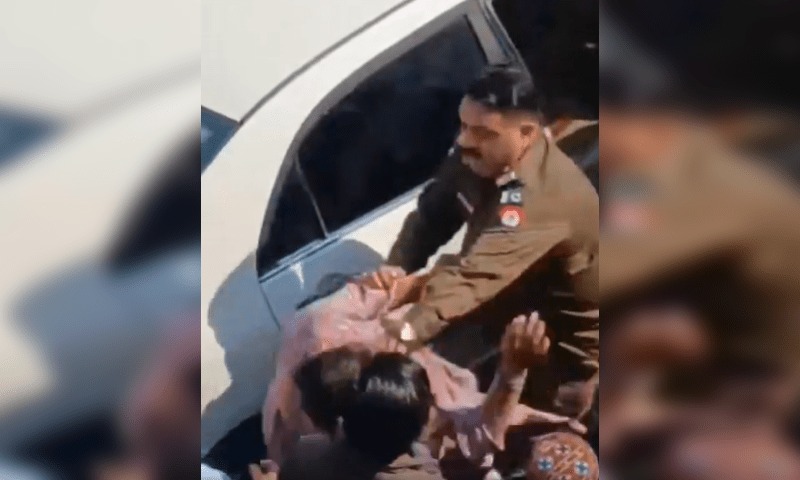 ٹیکسلا کچہری کے باہر خاتون پر تشدد کرنے والے اے ایس آئی کو محکمہ سے برخاست کر دیا گیا اے ایس آئی برخاست