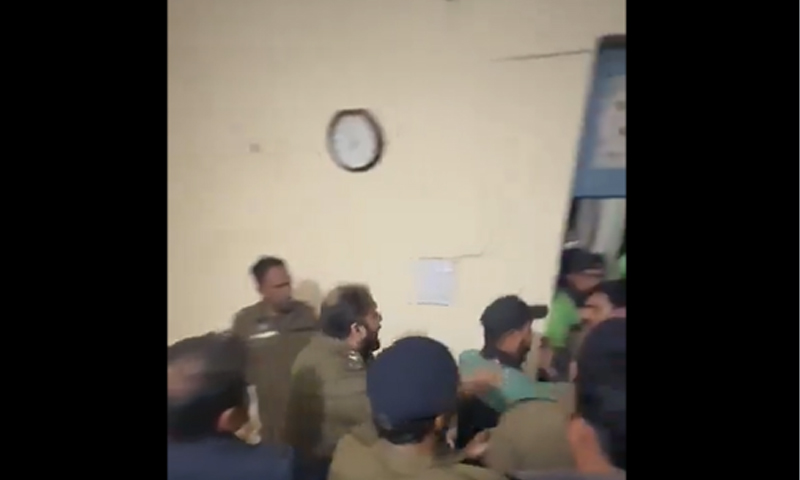 پولیس دھاوا