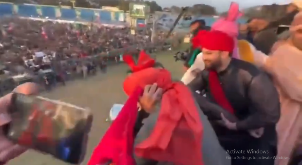 گوجرانوالہ جلسے کے دوران شہباز شریف کا پہلوانی داؤ، اسٹیج سے گرتے گرتے بچ گئے