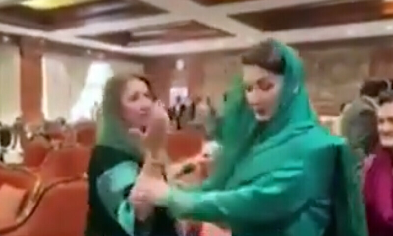 گلے ملنے پر مریم نواز نے ہاتھ کیوں جھٹک دیا؟ عظمی کاردار کا وضاحتی بیان آ گیا