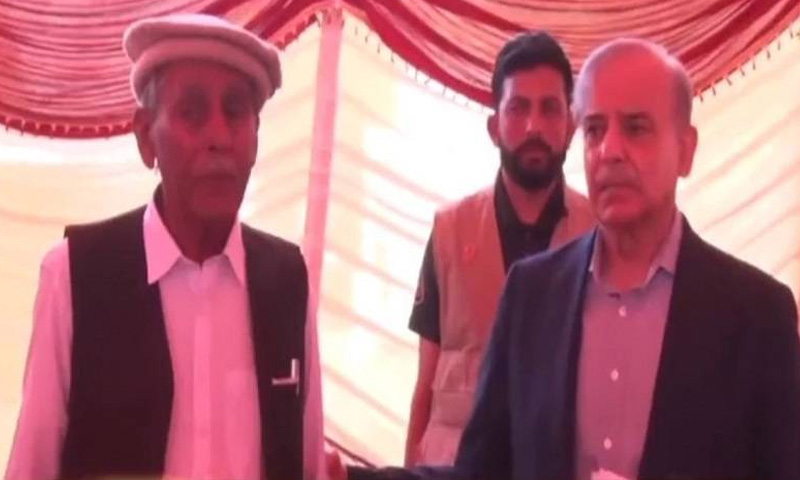 وزیراعظم شہبازشریف کی شہید کیپٹن محمد احمد بدر کے گھر آمد، اہلخانہ سے تعزیت