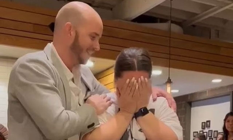 12 لاکھ روپے ٹپ وصول کرنے والی ویٹر نوکری سے فارغ