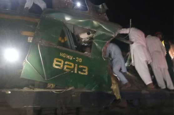فیصل آباد ، ڈمپر کیساتھ تصادم میں رحمان بابا ایکسپریس کا انجن تباہ ، 2 ڈرائیور زخمی رحمان بابا ایکسپریس (rahman baba express)