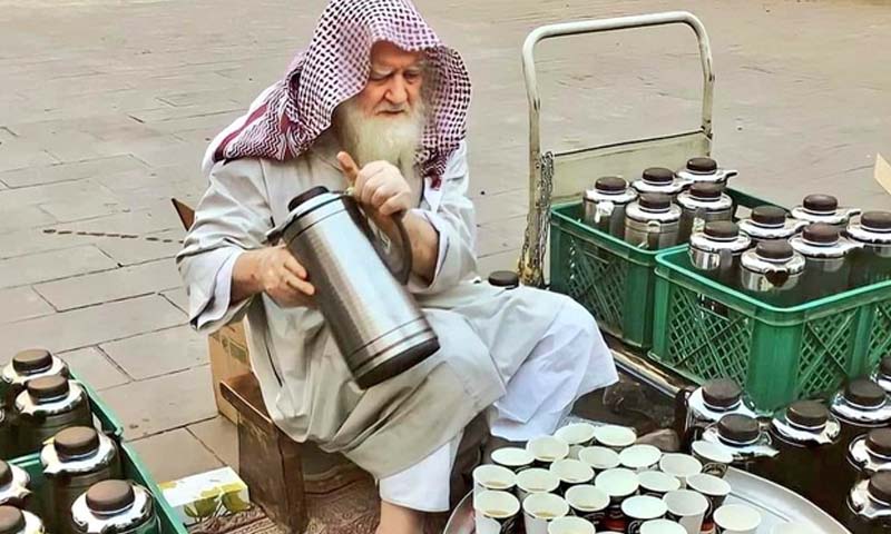 مدینہ منورہ، 40 برس سے زائرین کو مفت چائے پلانے والے شیخ اسماعیل انتقال کر گئے شیخ اسماعیل sdeath of Sheikh Ismail Al-Zaim Abu Al-Sabaa