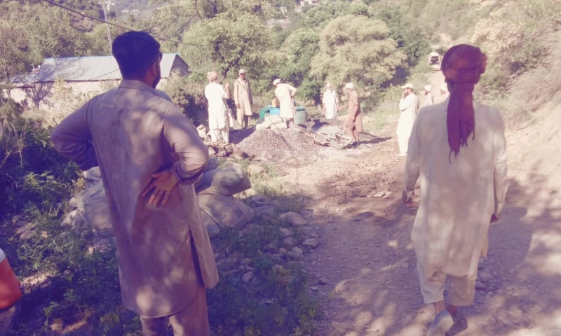 ایبٹ آباد، 77 سال سے پکی سڑک کے منتظر دکھن پیسر کے رہائشیوں نے اپنی مدد آپ کام شروع کردیا ایبٹ آباد