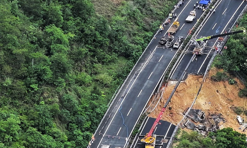 چین میں سڑک کا ایک حصہ منہدم، 24 افراد ہلاک، کئی زخمی China Accident