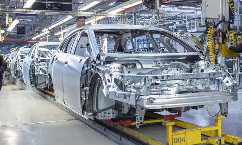 آٹو سیکٹر پاکستان میں مقامی سطح پر گاڑیوں کی تیاری کرے، وزیراعظم car manufacturer