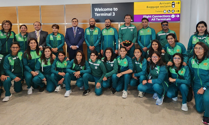 پاکستان کی قومی خواتین کرکٹ ٹیم برطانیہ پہنچ گئی،ہائی کمشنر نے استقبال کیا pak team