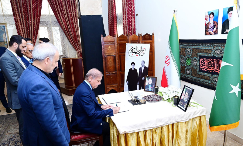 وزیراعظم کی ایرانی سفارتخانے آمد،ایرانی صدر اور وزیر خارجہ کی وفات پر تعزیت