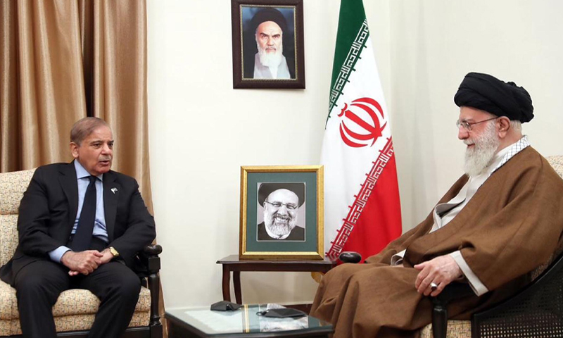 وزیراعظم کی آیت اللہ خامنہ ای سے ملاقات،ایرانی صدر کی خدمات کوخراج عقیدت پیش