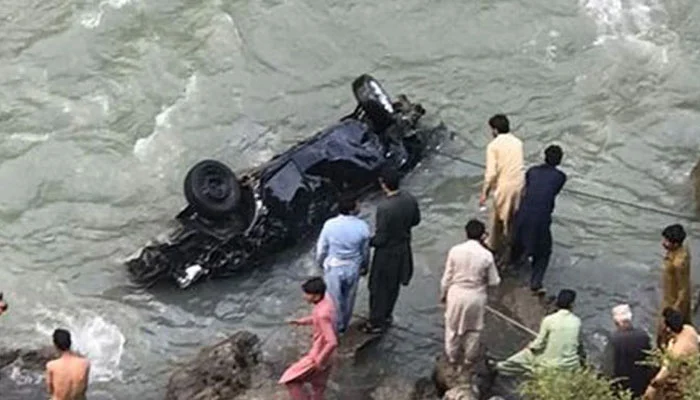 اٹھمقام کے قریب دریائے نیلم میں گرنے والی جیپ مل گئی ، مزید 8 لاشیں برآمد اٹھمقام