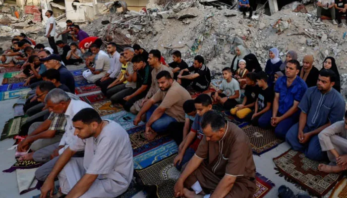 مسجد اقصیٰ میں پابندی ، فلسطینیوں کی بمباری سے تباہ مسجد الرحمہ کے ملبے پر نماز عید کی ادائیگی فلسطین