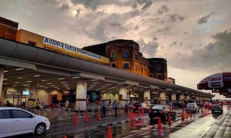 لاہور، موسم خرابی کے باعث علامہ اقبال ایئرپورٹ آنے والی پروازوں کا رُخ موڑ دیا گیا علامہ اقبال ایئرپورٹ