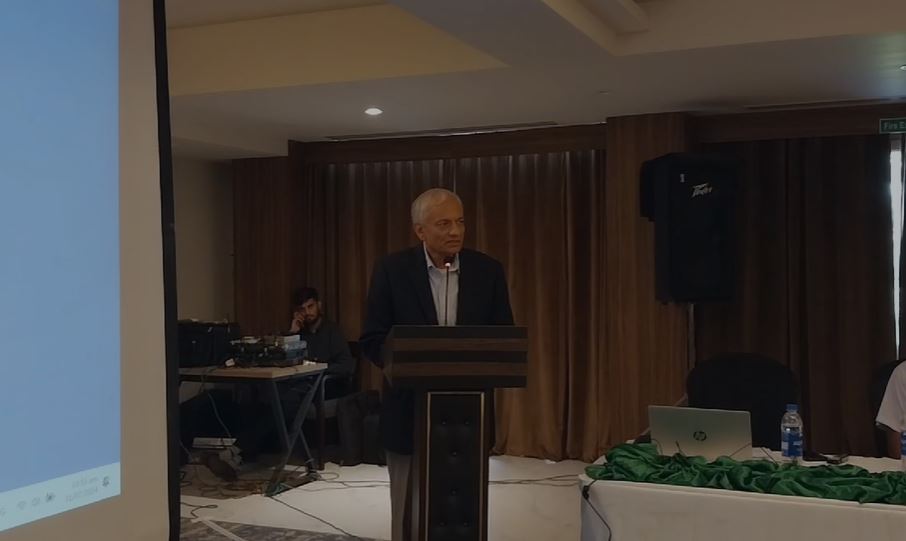 پاکستان کو پڑوسی مسلم ممالک کی پیروی کرتے ہوئے شرح پیدائش کو کم کرنا ہوگا، اکرام الاحد