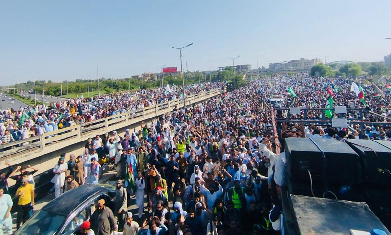 فیض آباد میں تحریک لبیک کا دھرنا جاری ، ٹریفک بند ہونے سے شہریوں کو مشکلات دھرنا